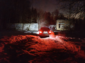 помогите пожалуйста,  застряли в снегу вытащить застрявшую машину Митсубиси лансер