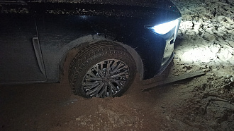 застряли в песке на берегу, хончи сел на брюхо вытащить застрявшую машину hongqi