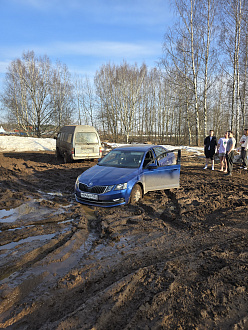 помогите пожалуйста,  опять застряли трос есть) вытащить застрявшую машину Опять застряли)нужно вытащить трос есть)
