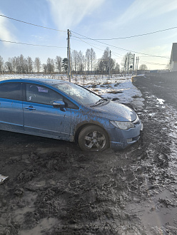Так поле на обочине, дороги свалились. вытащить застрявшую машину Алло, хонда цивик 4 д.