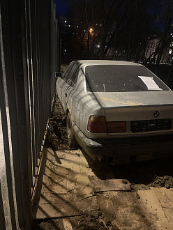 прошу помощи, вытащить машину, застрял в грязи, в городе в 15 метрах от асфальта, машина села на левую часть подвески и глушитель, трос есть.  вытащить застрявшую машину BMW E34