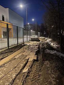 прошу помощи, вытащить машину, застрял в грязи, в городе в 15 метрах от асфальта, машина села на левую часть подвески и глушитель, трос есть.  вытащить застрявшую машину BMW E34