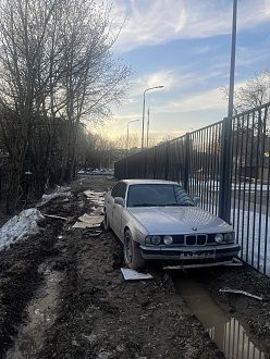 прошу помощи, вытащить машину, застрял в грязи, в городе в 15 метрах от асфальта, машина села на левую часть подвески и глушитель, трос есть.  вытащить застрявшую машину BMW E34
