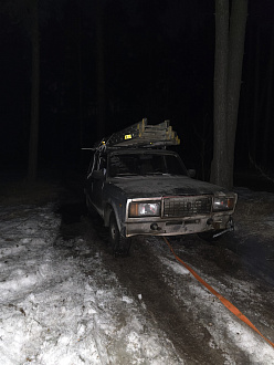 помогите, застряла в лесу, машина не заводится, тут огромные ямы и в них лужи, частично лежит снег, для асфальта приблизительно 1км.Заранее огромное спасибо за отклик! вытащить застрявшую машину ВАЗ 