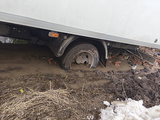 Застрял задними колесами сел на балку вытащить застрявшую машину Газель