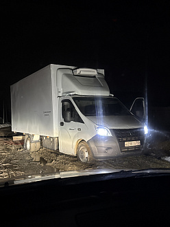 Пустая газель, села в глину. Нужно либо вперед либо назад потянуть тросом. Сама не может выехать рычаг на земле лежит вытащить застрявшую машину Газель