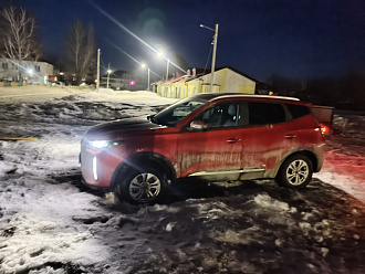 Застрял на парковке возле дома вчера вечером, снег был мягкий, провалился. Тянуть возможно нужно много, после выезда с парковки ещё метров 200 колея, не знаю проеду ее или нет.
Но хотелось бы хотя бы выехать отсюда вытащить застрявшую машину Tenet