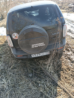 помогите пожалуйста,  застрял в поле до асфальта 300 м машина не заводится кончился бензин. Нужна канистра с бензином вытащить застрявшую машину Нива Шевроле 