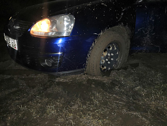 прошу помощи, вытащить машину, застрял в частном секторе. Дёрнуть метров 30 до более менее дороги. До асфальта 80 метров. Не местный, с Рузы. Опаздываю на работу.  вытащить застрявшую машину Фольксваген Джетта 