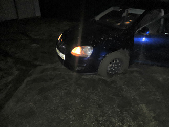 прошу помощи, вытащить машину, застрял в частном секторе. Дёрнуть метров 30 до более менее дороги. До асфальта 80 метров. Не местный, с Рузы. Опаздываю на работу.  вытащить застрявшую машину Фольксваген Джетта 