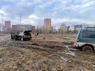 Машина застряла в поле, в 100 метрах от конечной остановки автобуса, заполнение колеса в грязи, передние в луже, есть трос динамический, есть за что цеплять вытащить застрявшую машину Mitsubishi Delica