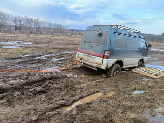 Машина застряла в поле, в 100 метрах от конечной остановки автобуса, заполнение колеса в грязи, передние в луже, есть трос динамический, есть за что цеплять вытащить застрявшую машину Mitsubishi Delica