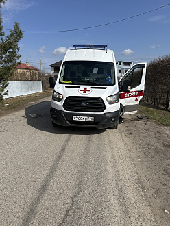 Автомобиль скорой медицинской помощи сломался по пути следования на место вызова. вытащить застрявшую машину Ford Tranzit
