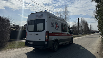 Сломались в населённом пункте автомобиль скорой медицинской помощи, колхоз. вытащить застрявшую машину Ford transit.