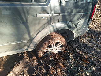 Порвало привод.
Нужна машина с лебедкой,2 колеса в колее вытащить застрявшую машину Дискавери