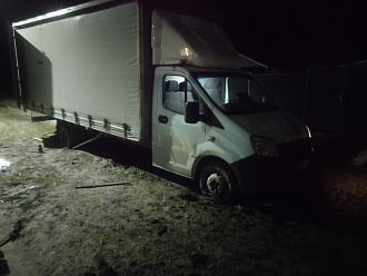 помогите пожалуйста,  застрял в грязи на дачном поселке тросс есть длинный , чтобы не заезжать вам в грязь, нужен полноприводный автомобиль. Протащить надо метров 10 -20  вытащить застрявшую машину Газель некст