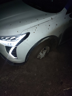 помогите,  застряли в грязи по улице Комсомольская пересечение с СпортивнойСели на пузо.  вытащить застрявшую машину Naval jolion
