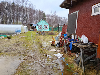 помогите пожалуйста,  машина стоит во дворе дома до дороги метров. Стоит перпендикулярно выезду, поэтому думаю лучше тянуть лебёдкой через блок, машина стояла с декабря , стало туго крутится одно заднее колесо. Разобраться с колесом нет возможности, рядом другая машина и грязища. вытащить застрявшую машину Хундай соната ТагАЗ