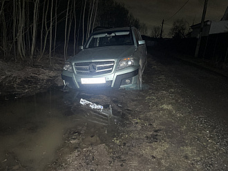 прошу помощи, провалился в грязь около дома , провалился по передний порог и бампер , машина буксует , назад , вперед не едет , стоит на месте , подъезд к машине возможен , везде асфальт , есть возможность зацепить машину и сзади и спереди , своими силами выдернуть не смог , дернуть надо на метров 5 чтоб на асфальт выехать вытащить застрявшую машину Mersedes GLK X204