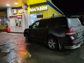 Пробил колесо на дороге, дотянул до заправки вытащить застрявшую машину Тойота лендкруизер 200