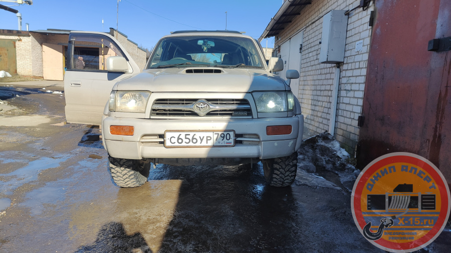 фото застрявшего Toyota hilux surf 