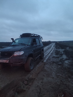 помогите пожалуйста,  выручайте, други! Поехал на заявку и сам прилип. Резина зима, до места подъезд нормальный, метрах в 30-40 не доезжая относительно сухое место, динамки, удлинители тросов есть вытащить застрявшую машину Уаз патриот