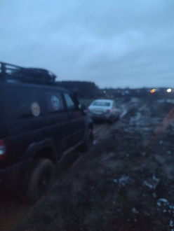 помогите пожалуйста,  выручайте, други! Поехал на заявку и сам прилип. Резина зима, до места подъезд нормальный, метрах в 30-40 не доезжая относительно сухое место, динамки, удлинители тросов есть вытащить застрявшую машину Уаз патриот