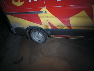 помогите пожалуйста,  попал одним колесом в лужу, а там яма во все колесо, ни вперед ни надад не едет. Подьехать можно легко до меня, преград нет, просто вытащить, тащить никуда не нужно будет. Троса с собой нет.  вытащить застрявшую машину Форд транзит