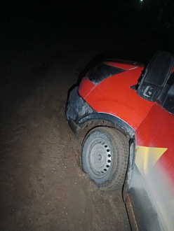 помогите пожалуйста,  попал одним колесом в лужу, а там яма во все колесо, ни вперед ни надад не едет. Подьехать можно легко до меня, преград нет, просто вытащить, тащить никуда не нужно будет. Троса с собой нет.  вытащить застрявшую машину Форд транзит