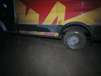 помогите пожалуйста,  попал одним колесом в лужу, а там яма во все колесо, ни вперед ни надад не едет. Подьехать можно легко до меня, преград нет, просто вытащить, тащить никуда не нужно будет. Троса с собой нет.  вытащить застрявшую машину Форд транзит