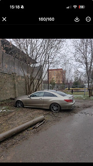 Застряла меньше одного метра от дороги , прокручиваются колеса в грязи вытащить застрявшую машину Мерседес бенз е