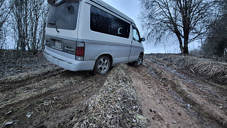 помогите пожалуйста,  дёрнуть автомобиль,  не смог подняться на гору,  не доехал 5 метров стянуло. вытащить застрявшую машину Форд Фреда
