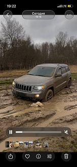 прошу помощи, вытащить машину из лужи грязи. Застряли в поле. 100 метров от асфальта вытащить застрявшую машину Jeep Grand Cherokee 