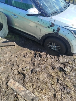 Застрял на даче, на дороге грязь. вытащить застрявшую машину Hyundai creta.