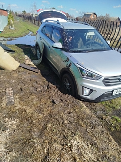 Застрял на даче, на дороге грязь. вытащить застрявшую машину Hyundai creta.