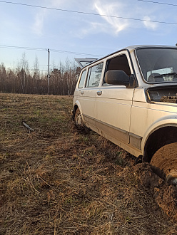 прошу помощи,  вытащить застрявшую машину Нива 