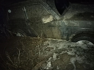 Застряли в поле прибывает машина, прибывает вода, машины скоро утонут. вытащить застрявшую машину Нива.