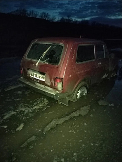 Застряли в поле прибывает машина, прибывает вода, машины скоро утонут. вытащить застрявшую машину Нива.