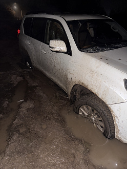 Застрял в луже которая находится в поле дорога до асфальта 50 метров до луже дорога нормальная машина легла на днище вытащить застрявшую машину Тойота