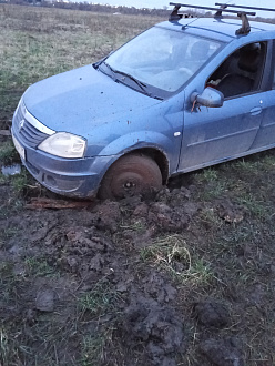 200 застряли в поле ввода, кругом 200 метров до дороги. вытащить застрявшую машину Странно, логан.