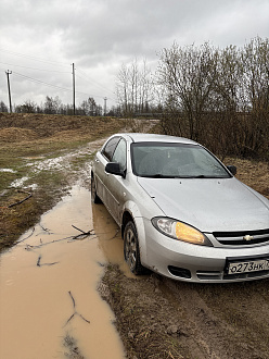 Приехал на охоту, съехал к озеру, получается, дорога была грунтовая, съехал с грунтовой дороги по песчаной метров 10, проехал 10:15 и стрял в клею, застрял в колее, то есть здесь до грунтовой дороги плотная дорога, вот только в 1 месте все на брюхо. вытащить застрявшую машину Шевролет лачетти.