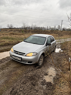 Приехал на охоту, съехал к озеру, получается, дорога была грунтовая, съехал с грунтовой дороги по песчаной метров 10, проехал 10:15 и стрял в клею, застрял в колее, то есть здесь до грунтовой дороги плотная дорога, вот только в 1 месте все на брюхо. вытащить застрявшую машину Шевролет лачетти.