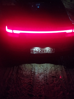 помогите, сел на пузо в грязи  вытащить застрявшую машину Geely