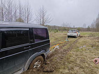 Приехал спасать, сам присел. Надо кого-то с лебедкой вытащить застрявшую машину Патриот