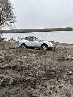 Застрял в Апраксино у спуска воды нужно что злое на резине с блокировками вытащить застрявшую машину Ssanyong