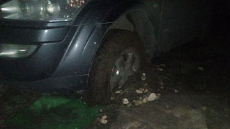 Съехал на ночёвку с асфальта на 20 метров грунтовой, оказалась дорога вязкая черная, при попытке развернутся застрял, подсыпка щебнем и ковриками не помогла, колеса углубляются, домкрат проваливается в землю. Нужен в помощь полный привод с МТ или трактор! Отблагодарю. вытащить застрявшую машину Ssang yong kyron
