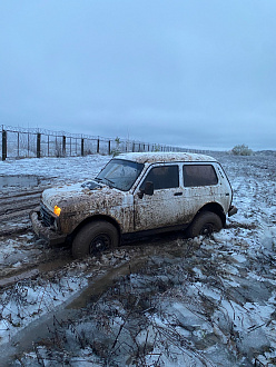 прошу помощи, застряли 4 нивы, один танк 300, Кашкай вытащить застрявшую машину Лада нива