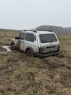 прошу помощи, вытащить машину  вытащить застрявшую машину Нива 