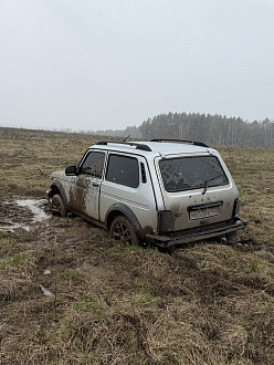 прошу помощи, вытащить машину  вытащить застрявшую машину Нива 