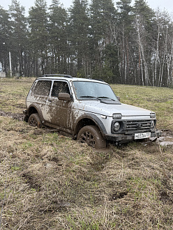 прошу помощи, вытащить машину  вытащить застрявшую машину Нива 